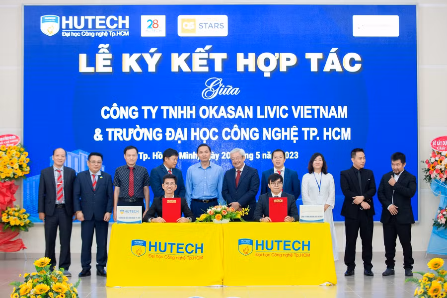 Đại diện ban giám hiệu HUTECH ký kết hợp tác với các doanh nghiệp.