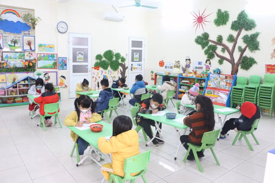 Do nhiệt độ hạ thấp dưới 10 độ C, trẻ mầm non sẽ được nghỉ học tại nhà để tránh rét.