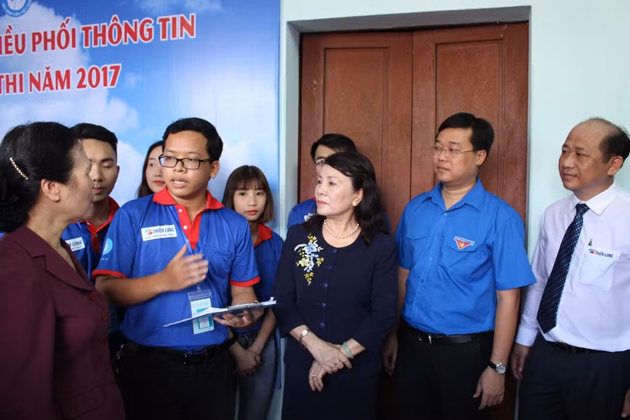 Bà Nguyễn Thị Nghĩa - Thứ trưởng Bộ GD&ĐT và anh Lê Quốc Phong - Bí thư thứ nhất T.Ư Đoàn đến thăm trung tâm điều phối thông tin "Tiếp sức mùa thi" của TP.Hải Phòng Bà Nguyễn Thị Nghĩa - Thứ trưởng Bộ GD&ĐT và anh Lê Quốc Phong - Bí thư thứ nhất T.Ư Đoàn đến thăm trung tâm điều phối thông tin "Tiếp sức mùa thi" của TP.Hải Phòng