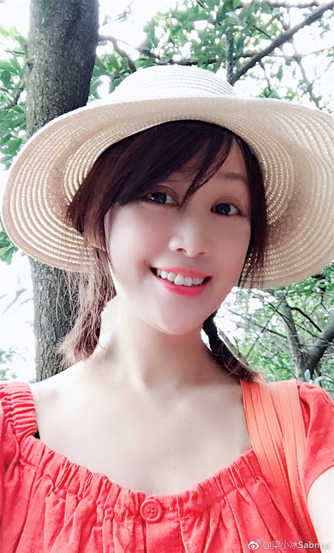 Chúc Anh Đài Lương Tiểu Băng trẻ trung như thiếu nữ dù đã bước qua tuổi 50 - Ảnh 4. Chúc Anh Đài Lương Tiểu Băng trẻ trung như thiếu nữ dù đã bước qua tuổi 50 - Ảnh 4.