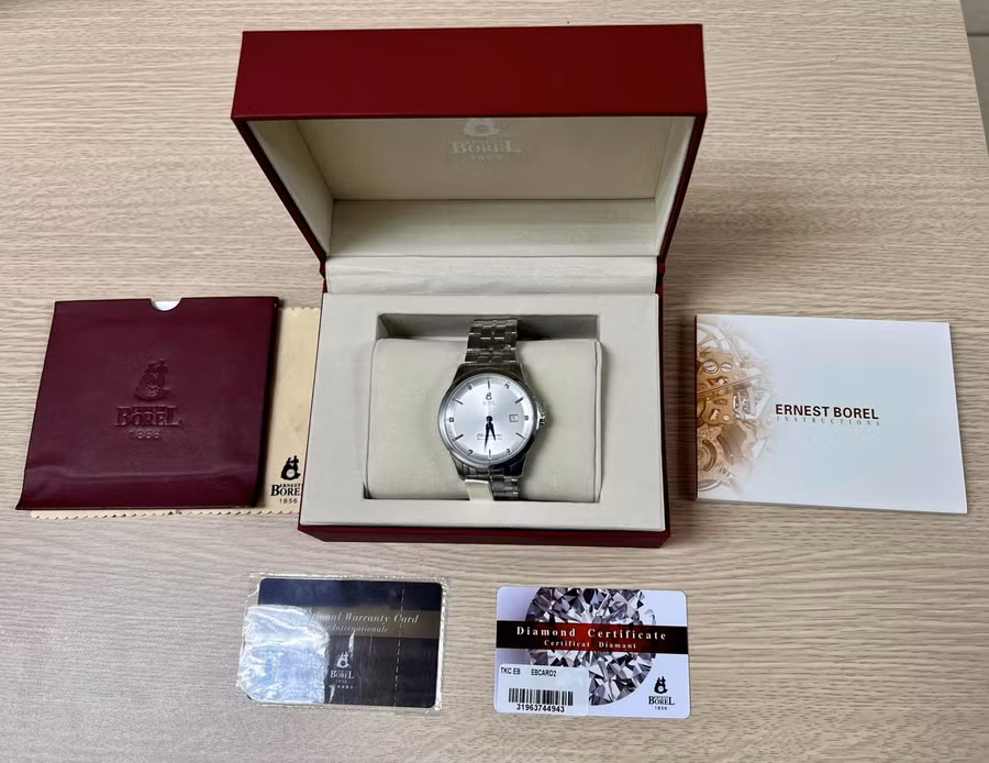 Đồng hồ nam Ernest Borel GS8380C-221 do hệ thống bán lẻ đồng hồ chính hãng Galle Watch tặng; giá khởi điểm: 20 triệu đồng, giá mua ngay: 40 triệu đồng.