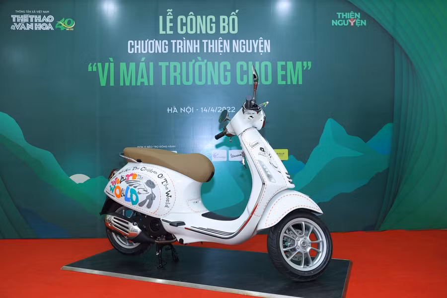 Chiếc xe Vespa được họa sĩ Lê Kinh Tài vẽ lên có giá khởi điểm: 200 triệu đồng, giá mua ngay: 500 triệu đồng.