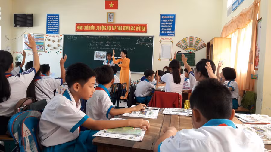 Cô Huỳnh Kim Hương cùng học trò trong giờ học tiếng Anh.