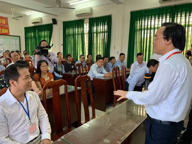 Bộ trưởng Phùng Xuân Nhạ lưu ý lực lượng giám thị tại hội đồng thi THPT Lê Quý Đôn Bộ trưởng Phùng Xuân Nhạ lưu ý lực lượng giám thị tại hội đồng thi THPT Lê Quý Đôn