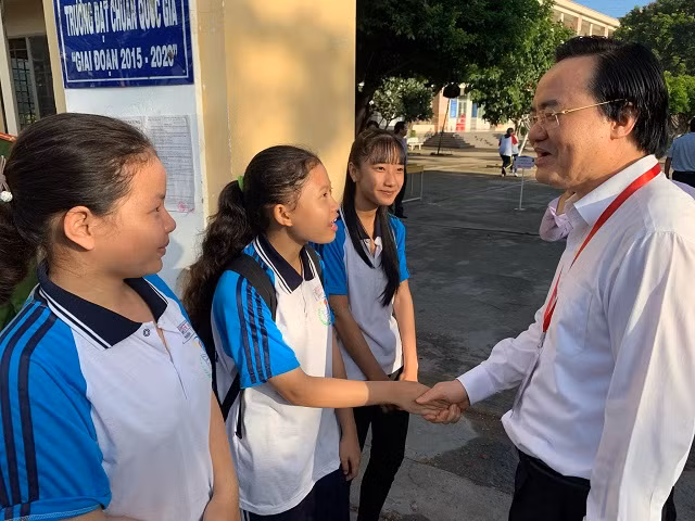 Thăm hỏi, động viên các em học sinh lớp 10 làm tình nguyện viên hướng dẫn tại điểm thi Thăm hỏi, động viên các em học sinh lớp 10 làm tình nguyện viên hướng dẫn tại điểm thi