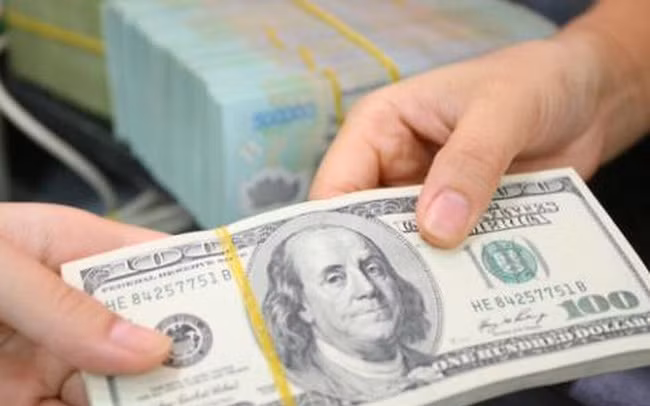 Cô gái cả gan mang gần 10.000 USD giả đổi tiền ở loạt tiệm vàng