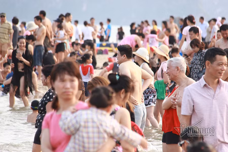 Ngày đầu nghỉ lễ: Biển Sầm Sơn đục ngầu, vạn người vẫn chen nhau tắm