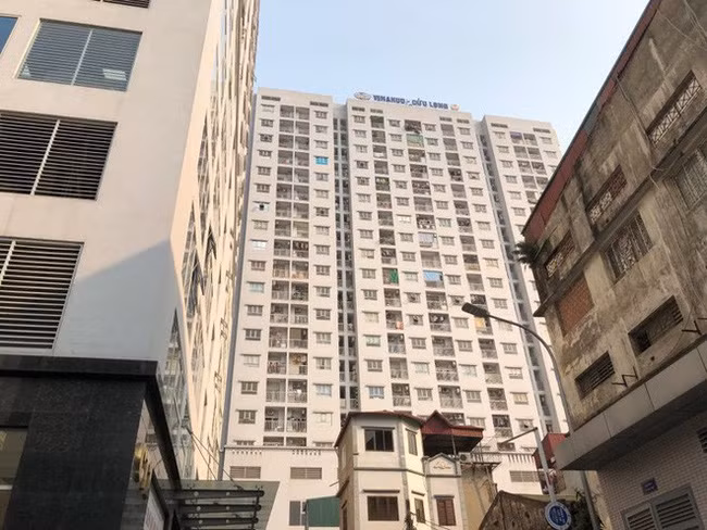 Hà Nội: Nghi bố mẹ để ở nhà một mình, bé trai 4 tuổi rơi từ tầng 11 chung cư xuống mái che tầng 1 tử vong - Ảnh 1.