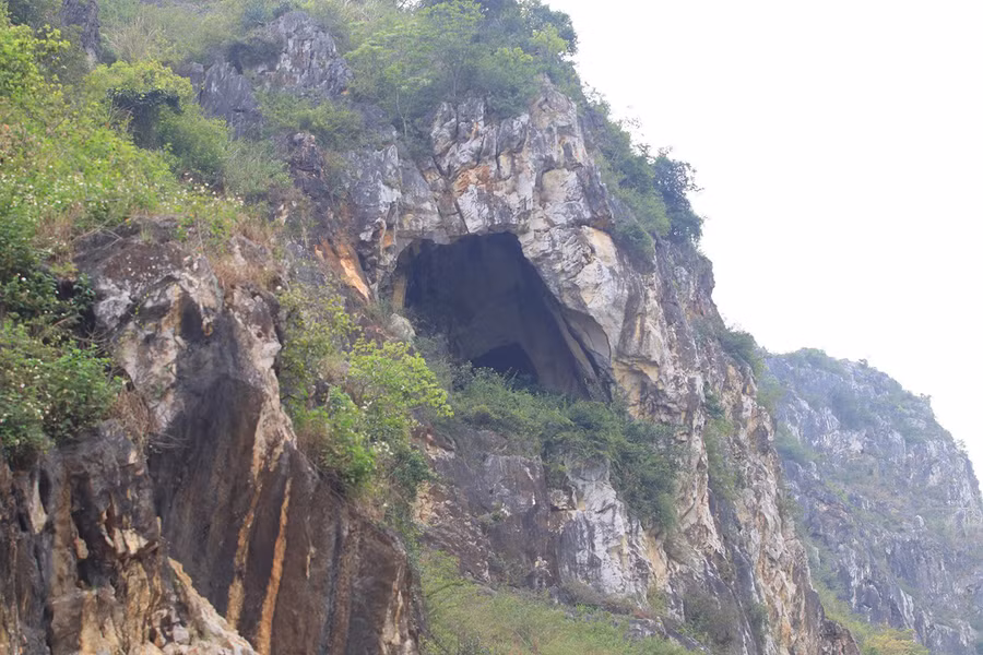 Di tích lèn Hai Vai ở xã Minh Châu, huyện Diễn Châu. (Ảnh: Phạm Tâm)