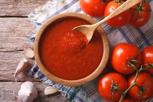 Trước khi ngủ thoa vài giọt nước cà chua lên mặt, nám, tàn nhang cứ thế tự động bốc hơi”-4