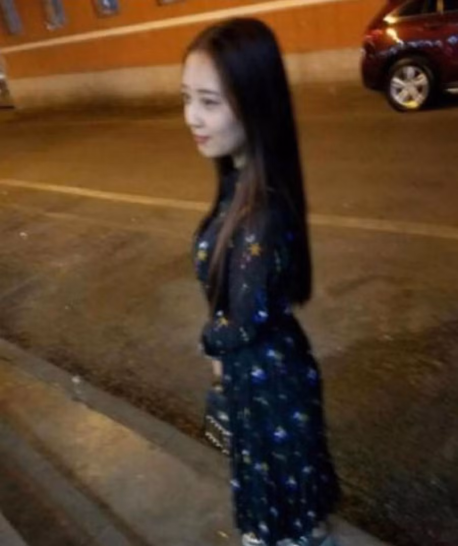 Chắc chắn nếu bình thường cô gái này sẽ là "tuyệt sắc giai nhân". Chắc chắn nếu bình thường cô gái này sẽ là "tuyệt sắc giai nhân".