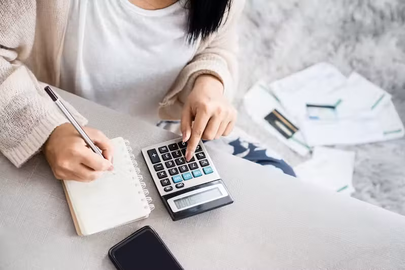 Cân nhắc tìm một công việc bán thời gian để kết hợp với việc học của bạn. (Ảnh: ITN) Cân nhắc tìm một công việc bán thời gian để kết hợp với việc học của bạn. (Ảnh: ITN)