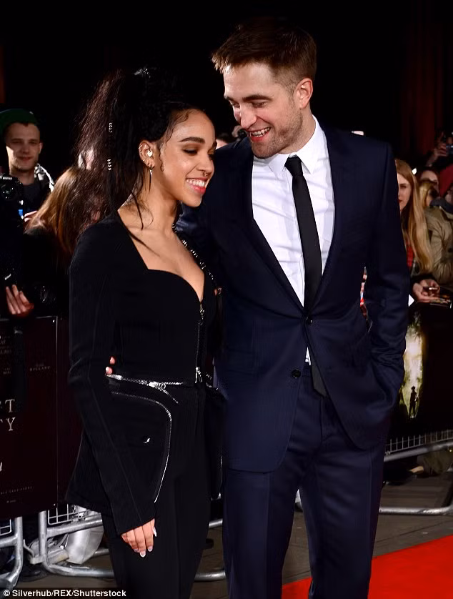  FKA Twigs khẳng định, những chuyện riêng tư nên giữ cho mình thì sẽ tốt hơn bởi cuộc sống của người nổi tiếng không hề dễ dàng 