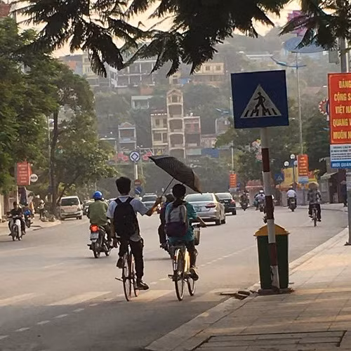 Tán ô che lối em về. Tán ô che lối em về.