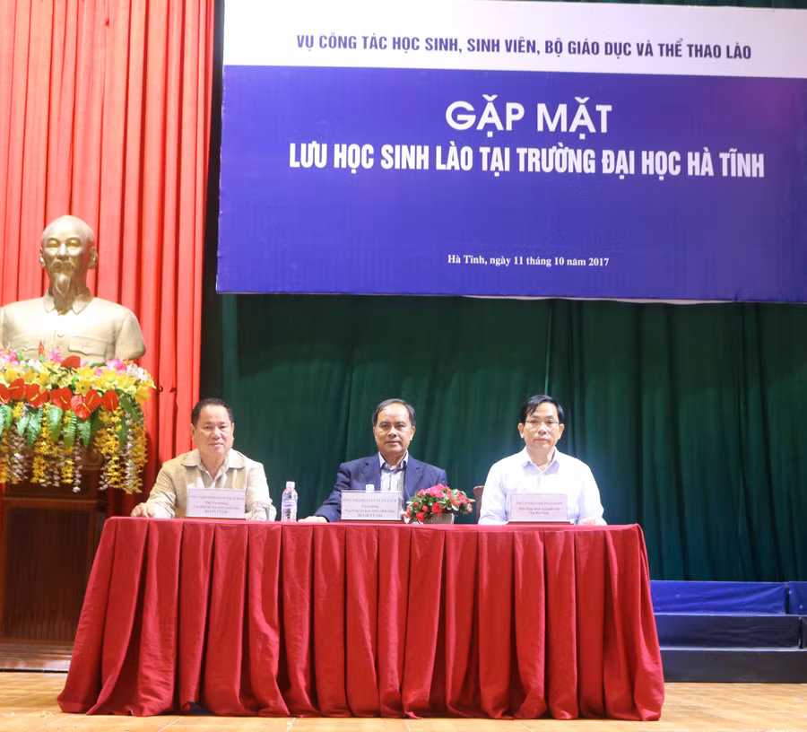 Đoàn Công tác làm việc với các em Lưu học sịnh Lào Đoàn Công tác làm việc với các em Lưu học sịnh Lào