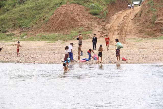 Khó khăn nhất là về mùa mưa lũ, các em buộc phải ở lại nhà người thân vì không thể qua sông