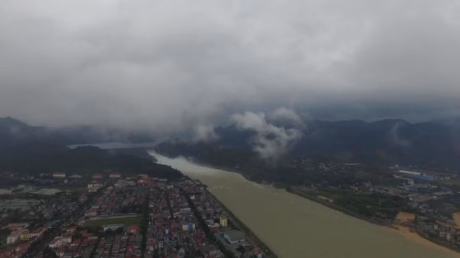 Hình ảnh chụp trên cao đập thuỷ điện Hoà Bình.