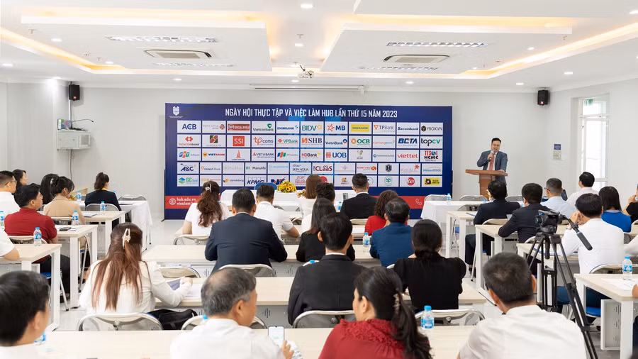 PGS.TS Nguyễn Đức Trung, Hiệu trưởng HUB phát biểu và chia sẻ thông tin tại buổi công bố chương trình Hub Career Fair 2023.