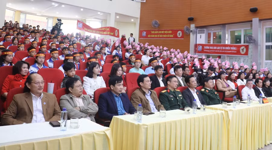 Các đại biểu cùng đông đảo học sinh trên địa bàn thành phố Điện Biên Phủ, huyện Điện Biên tham gia theo dõi. Các đại biểu cùng đông đảo học sinh trên địa bàn thành phố Điện Biên Phủ, huyện Điện Biên tham gia theo dõi.