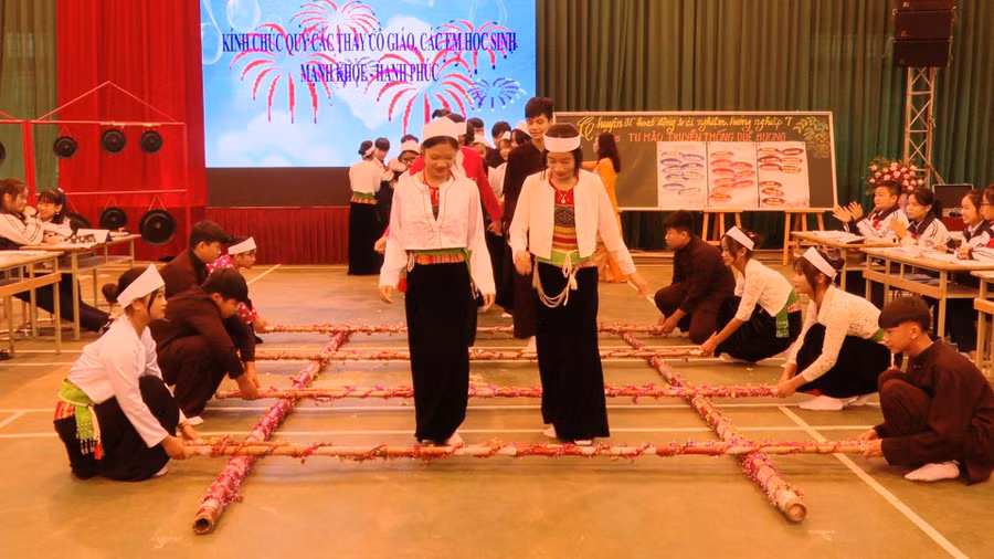 Học sinh cùng trải nghiệm văn hóa địa phương bằng điệu múa sạp truyền thống của đồng bào dân tộc Mường.