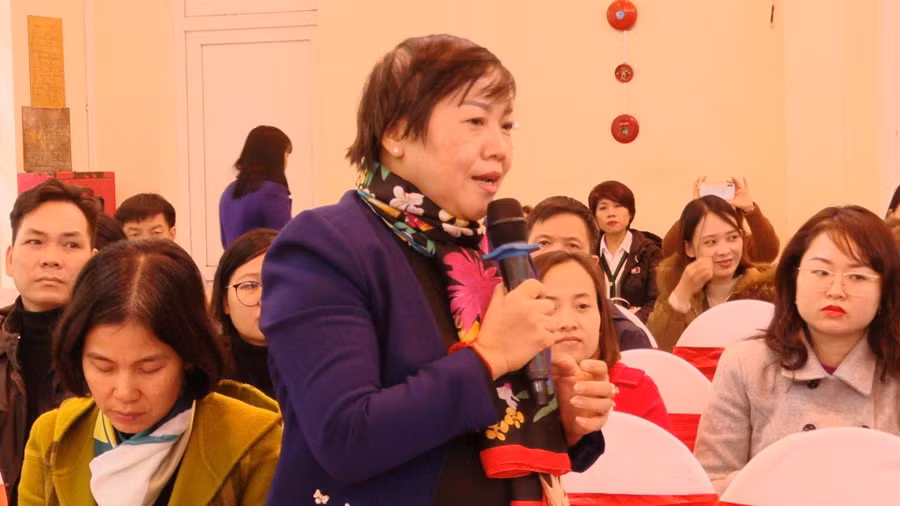 Các giáo viên trao đổi ý kiến, góp ý nhằm thực hiện tốt hơn chương trình mới.