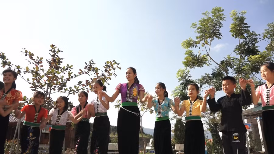 Thầy trò vùng cao Nậm Nhùn cùng giữ gìn bản sắc văn hóa dân tộc.