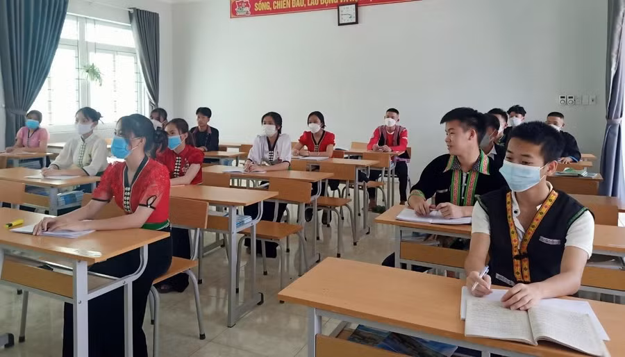 Học sinh mặc trang phục dân tộc giúp các em thêm tự hào về những nét đẹp văn hóa cội nguồn.