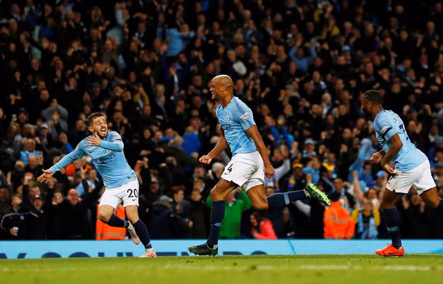 Niềm vui của Kompany sau khi ghi bàn cho M.C Niềm vui của Kompany sau khi ghi bàn cho M.C