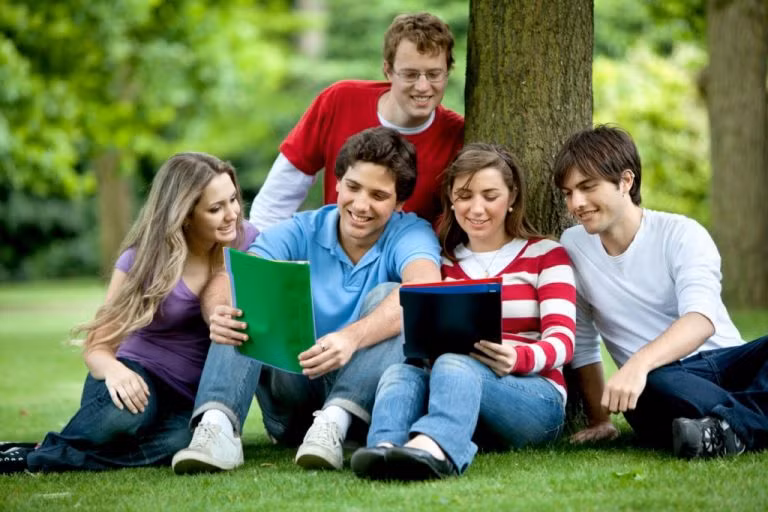 Hoạt động ngoại khoá sẽ cho thấy sự quan tâm của bạn tới thế giới xung quanh.