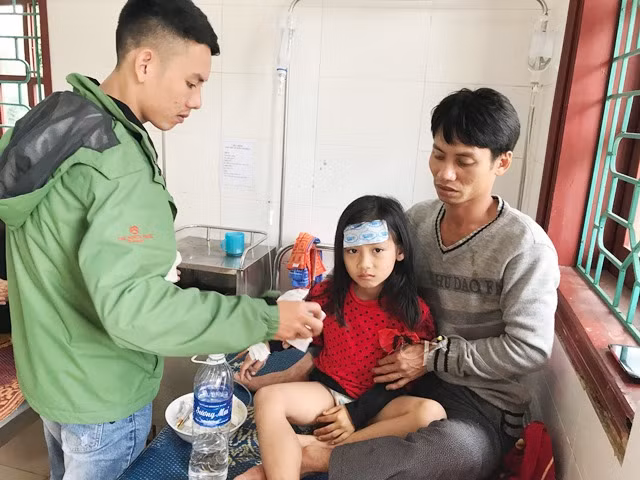 Có 50 người bị ngộ độc, nhập viện.