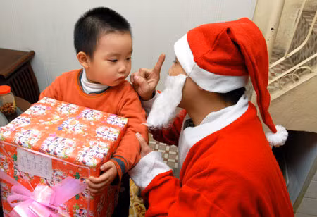 Bố mẹ nói dối con về ông già Noel chỉ tổ gây hại