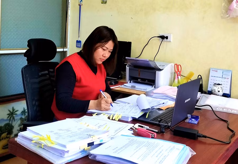 Công việc của nhân viên kế toán trường học phải ngồi máy tính trong thời gian dài sẽ ảnh hưởng tới thị lực. Ảnh minh họa: ITN.