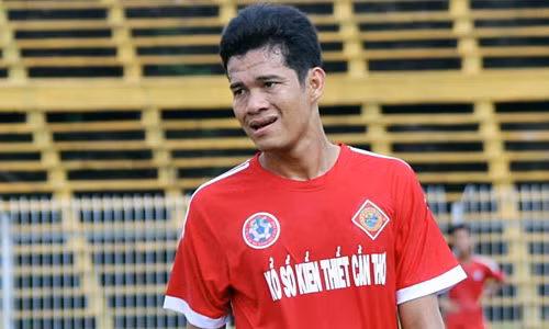 Văn Quân sinh năm 1987, quê Cần Thơ. Mùa 2018, anh chấn thương, ít được thi đấu và phải chứng kiến đội nhà xuống hạng Nhất