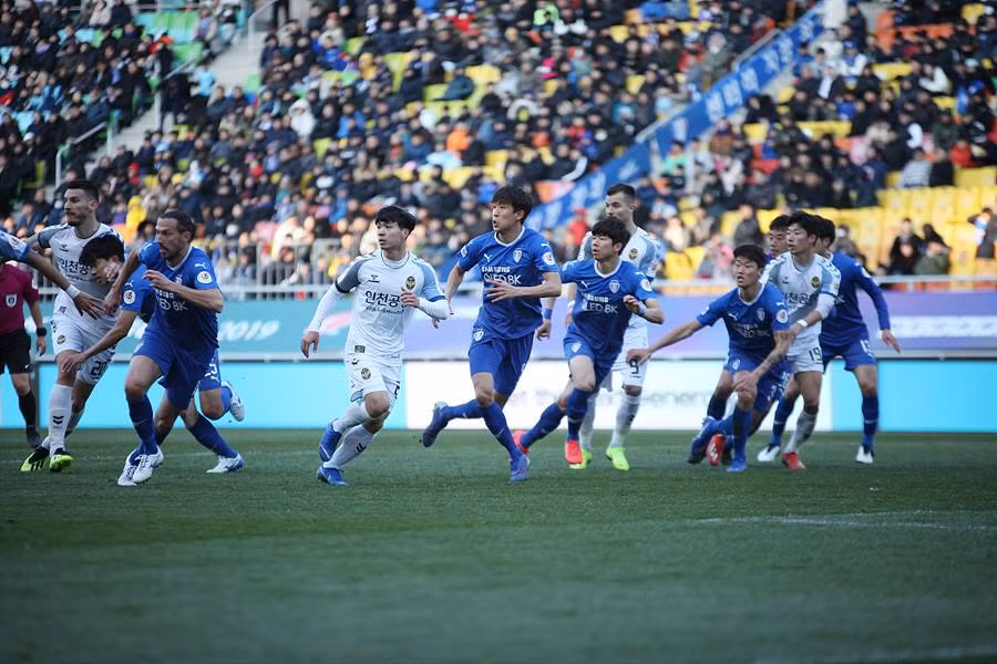 Công Phượng gây được ấn tượng về chuyên môn tại Incheon Utd. Công Phượng gây được ấn tượng về chuyên môn tại Incheon Utd.