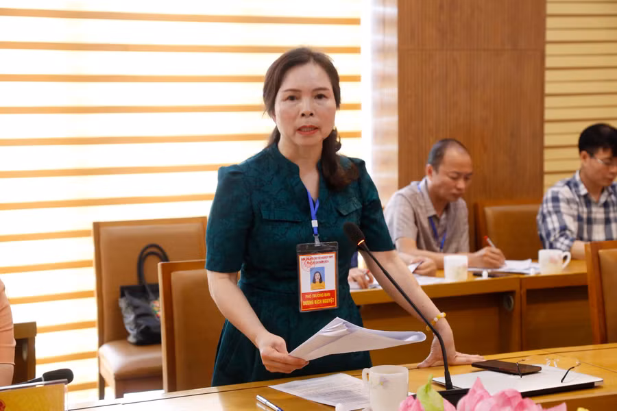 Bà Dương Bích Nguyệt, Giám đốc Sở GD&amp;ĐT Lào Cai báo cáo tại buổi làm việc.