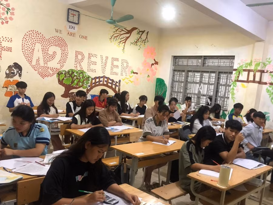 Giờ ôn tập buổi tối của học sinh trường PTDTNT THPT Ka Lăng.