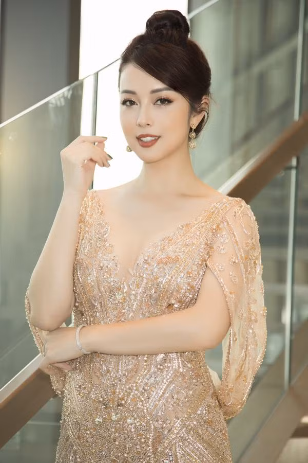 Tuy mới xuất viện nhưng Hoa hậu châu Á tại Mỹ vẫn vô cùng xinh đẹp và rạng rỡ khi tái xuất.