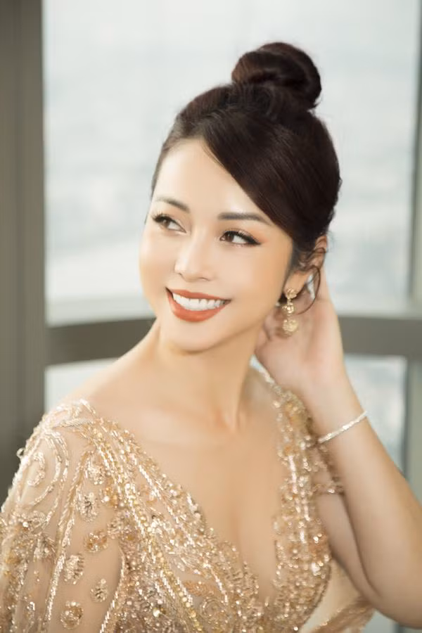 Jennifer Phạm khéo léo che vết thương bằng cách che tóc một bên cho đỡ phản cảm.