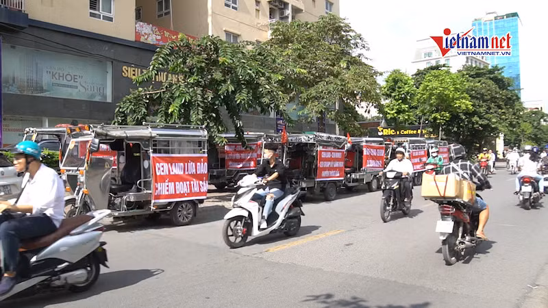 Đầu tháng 10/2020, hàng chục khách hàng tại dự án Vườn Sen đã kéo đến trụ sở của CenLand căng băng rôn đòi công ty này trả lại tiền cọc. Ảnh: Vietnamnet