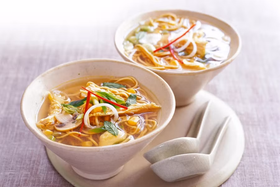 Công thức này mang hơi hướng món súp cổ điển của Trung Quốc với việc sử dụng gừng, thịt gà và ngô ngọt mang lại cảm hứng cho bữa ăn giữa mùa đông. Là một bữa ăn ít chất béo, ít calo, giàu protein, món súp nhẹ nhàng này có thể giúp bạn giảm bớt cơn thèm ăn những chất béo độc hại.