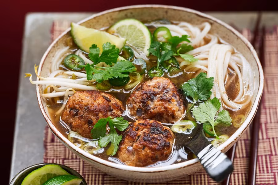 Lấy cảm hứng từ hương vị nức tiếng của món phở Việt Nam, món ăn này mang đến cảm giác mới lạ cho trải nghiệm ăn uống của bạn, lấp đầy các giác quan của bạn bằng sự ấm áp và thoải mái.