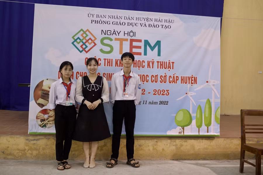Niềm vui của cô trò nhà trường khi được tham gia vào ngày hội STEM do Phòng GD&amp;ĐT Hải Hậu tổ chức.