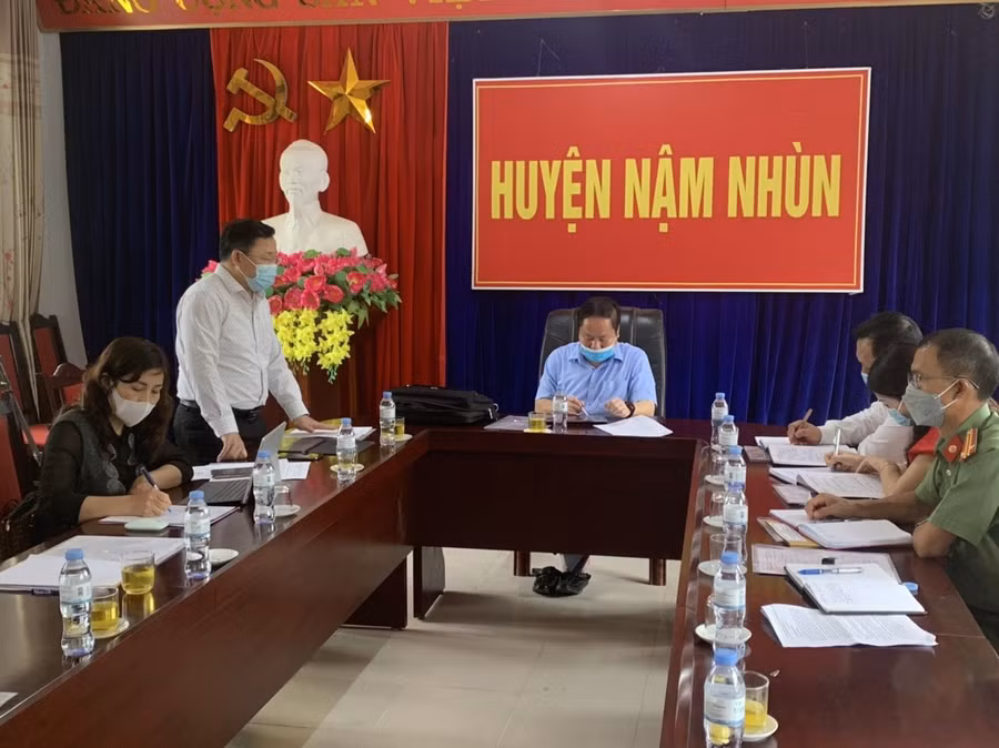 BCĐ thi tỉnh Lai Châu nghe lãnh đạo UBND huyện Nậm Nhùn báo cáo về công tác chuẩn bị