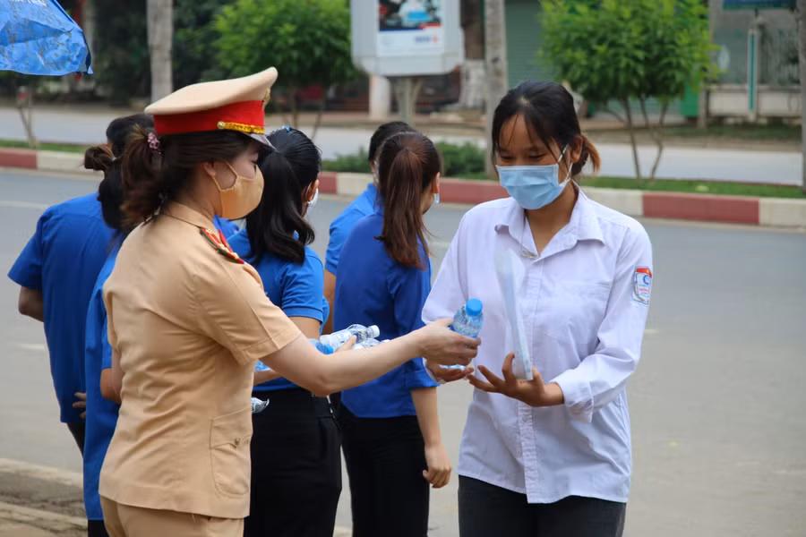 Phát nước miễn phí cho thí sinh.