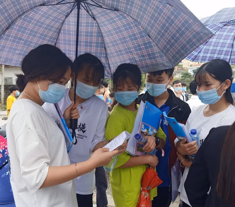 Thí sinh trao đổi kết quả sau buổi thi