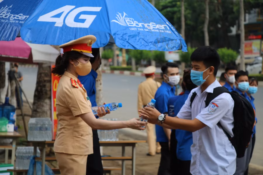 Mỗi buổi thi, Phòng CSGT Công an tỉnh Sơn La dự kiến sẽ phát khoảng 500 chai nước lọc.