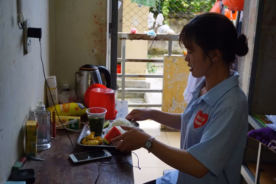 Thí sinh nhận bữa ăn miễn phí do nhóm thiện nguyện Hoa Ban Trắng cung cấp