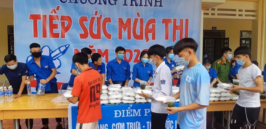 Hoạt động tiếp sức mùa thi do đoàn viên thanh niên thực hiện.