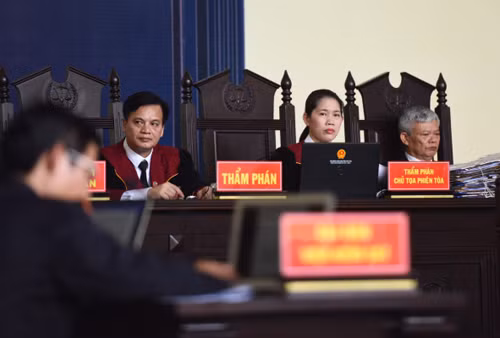 Những nghi phạm nào bỏ trốn trong vụ án liên quan ông Phan Văn Vĩnh? ảnh 1 Vụ án dự kiến xét xử trong hơn 15 ngày, đây là phiên tòa lớn nhất từ trước tới nay ở Phú Thọ. Ảnh: Giang Huy