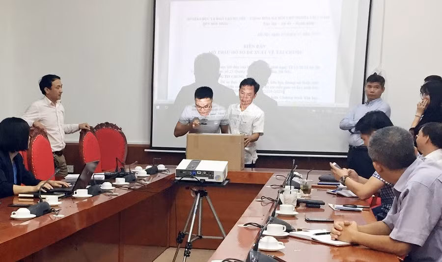 Thông tin từ Lễ mở hồ sơ ĐXTC cho thấy, giá dự thầu của Công ty CP Sữa Việt Nam thấp hơn giá dự thầu của Công ty CP Thực phẩm sữa TH khoảng hơn 130 tỷ đồng. Ảnh: Khánh Ngọc